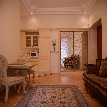 Apartment For Rent On Deribasovskaya Street Odesa Exterior photo